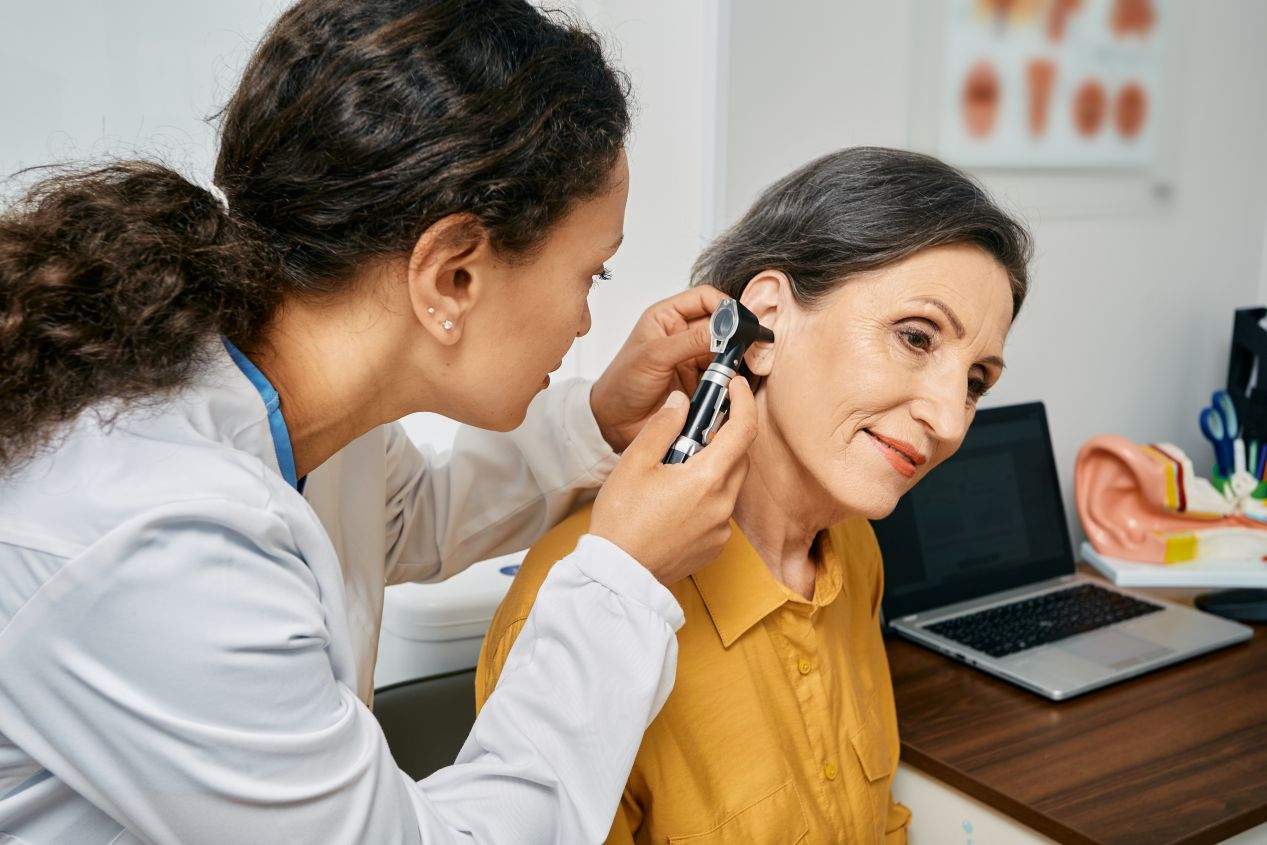 woman receiving specialized tinnitus care from audiologist
